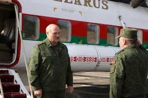 Лукашенко стигао у резиденцију наоружан "калашњиковим"