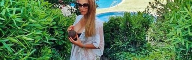 PEVAČICA U ČIPKASTOM PROVIDNOM VEŠU - SVE SE VIDI! Skinula u 43. GODINI, pa pokazala ZAVIDNU FIGURU! Evo kako IZGLEDA! (FOTO)