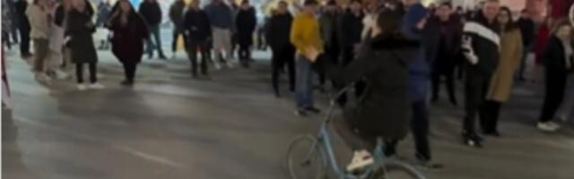 Provokacije u Leskovcu tokom petnaestominutne tišine: Vučić je najbolji (VIDEO)
