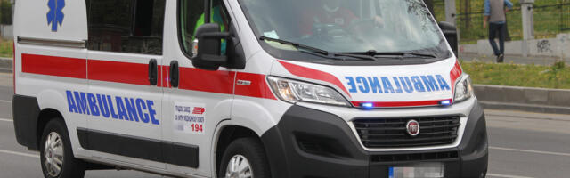 DETE (4) NA BICIKLU UDARILO U MOPED Teška nesreća kod Vranja