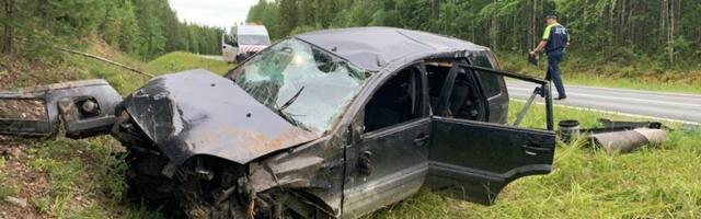 AUTOMOBIL PROKLIZAO I ZAVRŠIO U JARKU! Prvi snimak udesa kod Petrovaradina, prolaznici se okupljaju oko havarisanog vozila