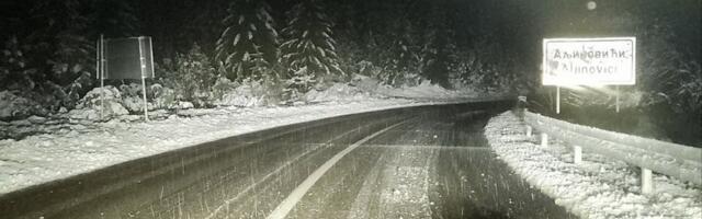 Ovaj put u Srbiji trenutno je VEOMA OPASAN! Pogledajte snimak, vozači izašli iz automobila