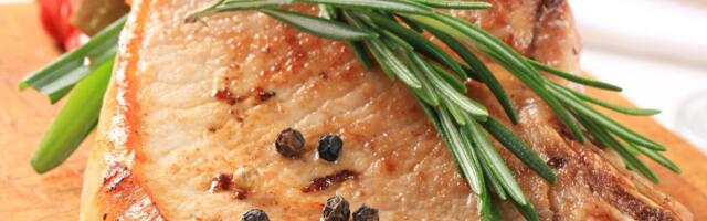 Sočni pečeni svinjski kotleti,  jelo koje vraća u detinjstvo