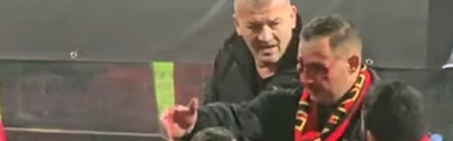 Nemile scene ne mestu istorijskog uspeha: Navijač u BiH obliven krvlju jurio obezbeđenje po terenu /VIDEO/