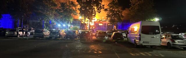Goreo napušteni magacin kod Železničke stanice u Kragujevcu (FOTO)