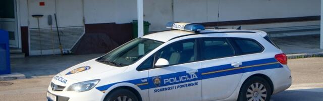 Motocikl se raspao na delove : Bez kacige preticao kolonu, poginuli on i devojka