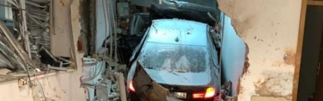 HOROR U HRVATSKOJ! BMW-om se zaleteo u naplatnu kućicu, jedna osoba poginula! /FOTO/