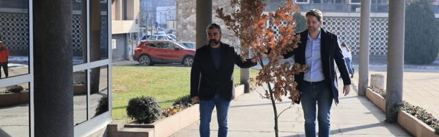 Gradonačelnik Kragujevca Nikola Dašić uneo badnjak u zgradu Gradske uprave