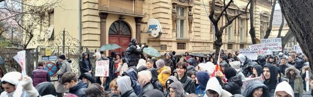 Studenti i građani večeras ispred dopisništva RTS-a u Nišu