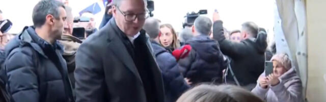 (UŽIVO) Vučić stigao u selo Jaša Tomić: “Ovi ljudi su snaga Srbije i moja snaga” (VIDEO)