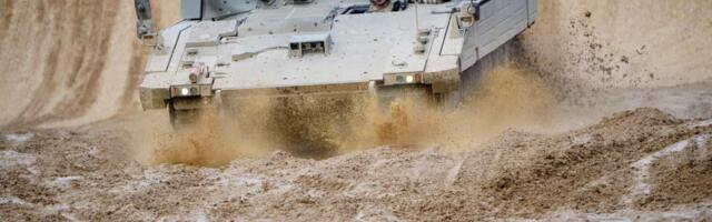 BRITANSKI VOJNICI SE TRESLI I POVRAĆALI U AJAKSU! Borbeno vozilo od 10 miliona funti pravili 8 godina i sada je van upotrebe, trebalo da ide u Ukrajinu (VIDEO)