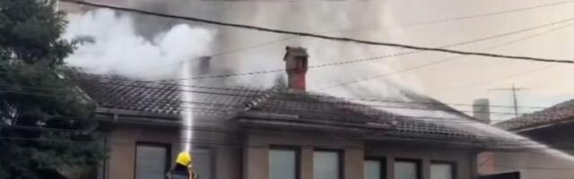 Ogroman požar GUTA kuću u centru Novog Pazara (VIDEO)