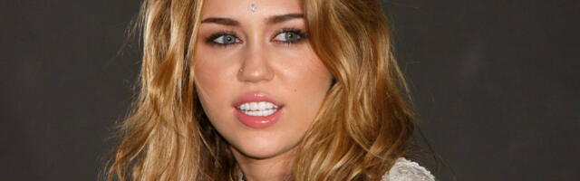 Dok verenički prsten “šljašti” na njenoj ruci, ona govori: “Kupio ga je za Crni petak” (VIDEO)