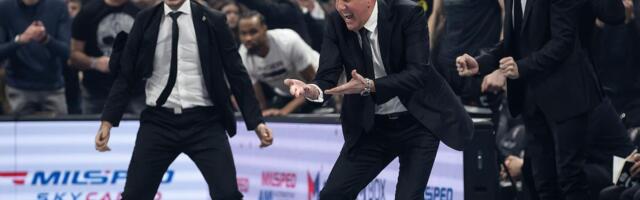 DETALJ KOJI JE MNOGIMA PROMAKAO! Kamera uhvatila na tribinama bivšeg saradnika Željka Obradovića! Sa navijačima Partizana pratio sramotu protiv Makabija! (VIDEO