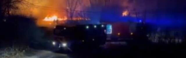 VELIKI POŽAR u Bloku 45: Plamen obasjava nebo (VIDEO)