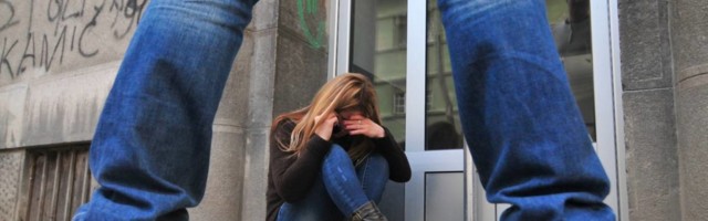 Gurnuo me je uz ogradu, a onda sam osetila njegovu ruku na zadnjici - Devojka iz Novog Sada o zlostavljanju koje je doživela i užasnoj reakciji okoline