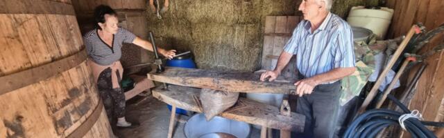 Јединствена посластица од крушака, прави деликатес из пријепољских села