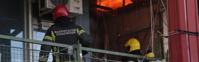 Gori šupa sa peletom: Požar u Zemunu