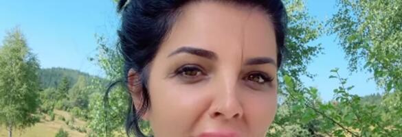 Milena Popović PRVI PUT U KUĆNOM IZDANJU: Ispija PIVO dok se večera KRČKA U KAZANU, oko nje zelenilo, a evo gde boravi tokom najvrelijih dana u godini