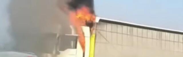 DRAMA NA IBARSKOJ MAGISTRALI! Kamion u plamenu, gust dim se vidi kilometrima!