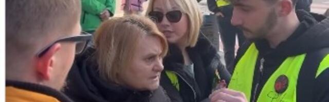 Incident u Nišu: Žena prekinula 16 minuta tišine i nasrnula na jednu građanku (VIDEO)