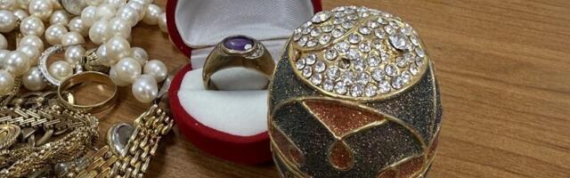 Carina sprečila šverc: U koferu za šminku pronađeno 106.000 evra i 1,7 kilograma nakita