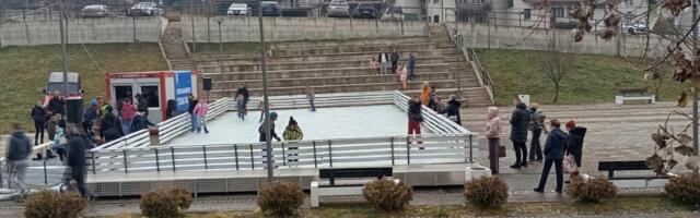 "DOSAD SMO TO GLEDALI SAMO NA TELEVIZIJI" Dečjem veselju nema kraja, Nova Varoš prvi put dobila klizalište! Ulaz besplatan (FOTO)