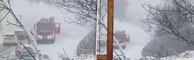 Zapalio se automobil, vatrogasci se bore sa vatrenom stihijom: Drama kod Zlatibora (VIDEO)