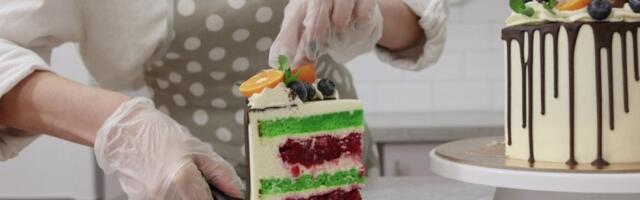 Evo kako da isečete "visoku" tortu da se ne raspadne: Viralan poslatičarski trik sa Instagrama  (VIDEO)