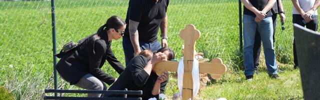 (FOTO) "SINE OTVORI OČI DA VIDIŠ..." Branka ljubi krst, baba jeca, Darko se ne odvaja od groba: Potresne scene u Brestaču