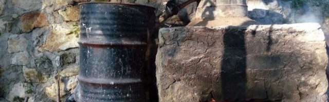 NAJBOLJA JE RAKIJA IZ ZIDANOG KAZANA?! Tomići ga čuvaju kao porodičnu relikviju, a njihova tehnika pečenja STARA JE KOLIKO I SAM KAZAN!