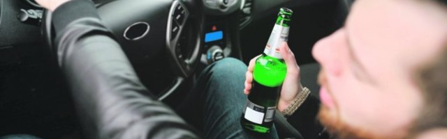 PIJANAC I LUDAK ISKLJUČENI IZ SAOBRAĆAJA: Prvi je vozio sa 2,8 promila ALKOHOLA U KRVI, drugi jurio 100 km/h BRŽE OD OGRANIČENJA!