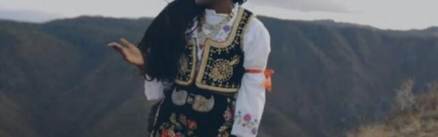 (VIDEO) STELA ODUVALA IDIOTE, OTPEVALA IM DVA SMO SVETA RAZLIČITA... Srbi će je tek sada voleti, kako peva Tominu pesmu... OVO JE BRUTALNO!