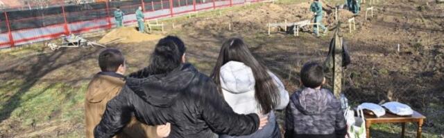 VESIĆ ODRŽAO OBEĆANJE! Počinje izgradnja kuće za porodicu Jelić (FOTO)