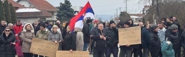 Meštani Ohridskog naselja u Leskovcu blokirali put ka Vučju, traže ispunjenje zahteva (video)