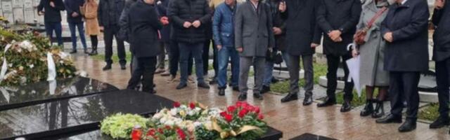 "Što ostavi mene... " Ana Bekuta slomljena na pomenu Milutinu Mrkonjiću: Na groblje došla sa Ivicom Dačićem