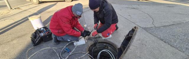 U saobraćajnim nezgodama polomljeni semafori na više lokacija, JKP Šumadija danas popravlja, vozačima apel da oprezno voze (FOTO)