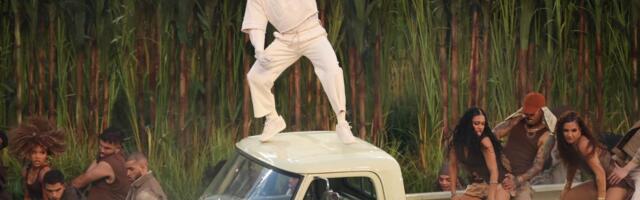 Neobični prizori sa Superboula: Da li ste primetili šta se krije iza visoke trave? (Video)