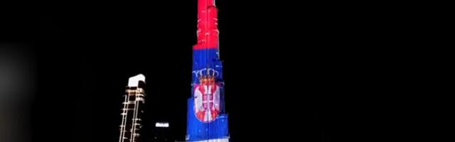 Бурџ Калифа у Дубаију у бојама српске заставе