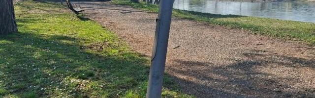 Oprez: Rasvetni stub između dva igrališta u parku u Matruškoj Banji opasnost za prolaznike