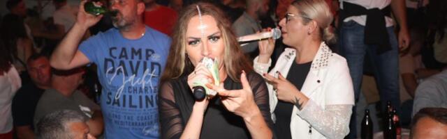 "BIO JE NIKAKAV U KREVETU" Pevač važi za najvećeg zavodnika, a starleta se javno požalila na njegovo umeće, spomenula i njegove kolege