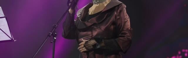 "PEVAĆU DOK SAM ŽIVA" Lepa Lukić počela svoj koncert emotivnim govorom, estrada se sjatila! Uslikali smo ko sve sedi u prvom redu (FOTO)