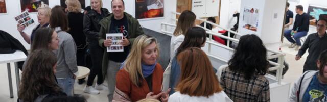 Отворена изложба слика  посвећена идентитету у доба алгоритма