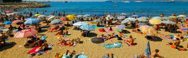 Potpuno nelogično: Omiljena plaža na Mediteranu zabranila suncobrane za sve od 10 do 65 godina