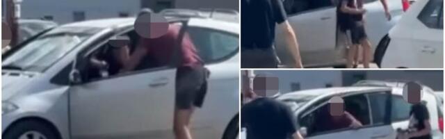 UVUKAO TUĐE DETE U AUTO I POČEO BRUTALNO DA GA UDARA! Uznemirujuć prizor nasred ulice u Kruševcu: Muškarac uhapšen, otac dečaka tvrdi DA JE OVO RAZLOG (FOTO)