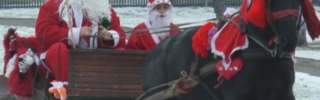 Srpski Deda Mraz stigao fijakerom sa planine Jelice i oduševio seoske mališane