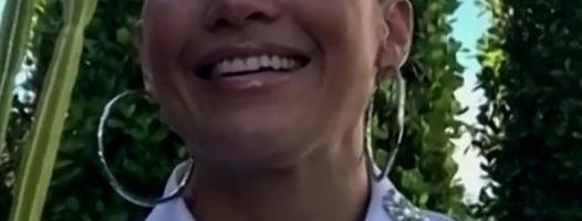 Ako ste Jennifer Lopez onda je moguće izgledati seksi i bez trunke šminke za Uskrs i u krantinu