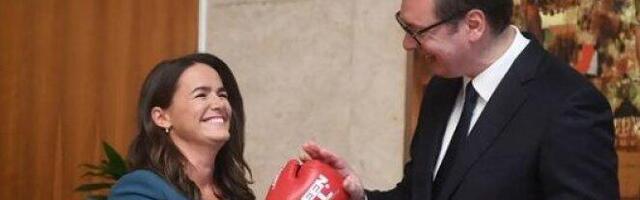 VUČIĆ MAĐARSKOJ PREDSEDNICI POKLONIO BOKSERSKE RUKAVICE! Pogledajte šta je predsednik dobio od Katalin Novak (FOTO)