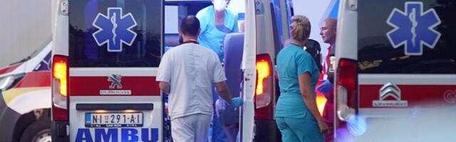 Stravična scena u Kragujevcu: Pešaka udario kamion, nepomično leži na ulici (VIDEO)