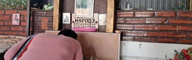 VERNICI SVIH GENERACIJA SU SE OKUPILI OKO SVETINJE NA VELIKI PETAK: Vranjanci sa razlogom kažu da nema nigde u pravoslavlju ono što ima kod njih!